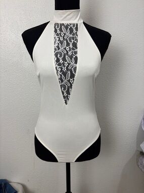 NWT Sleeveless White Halter Lace-Front Bodysuit. SzS